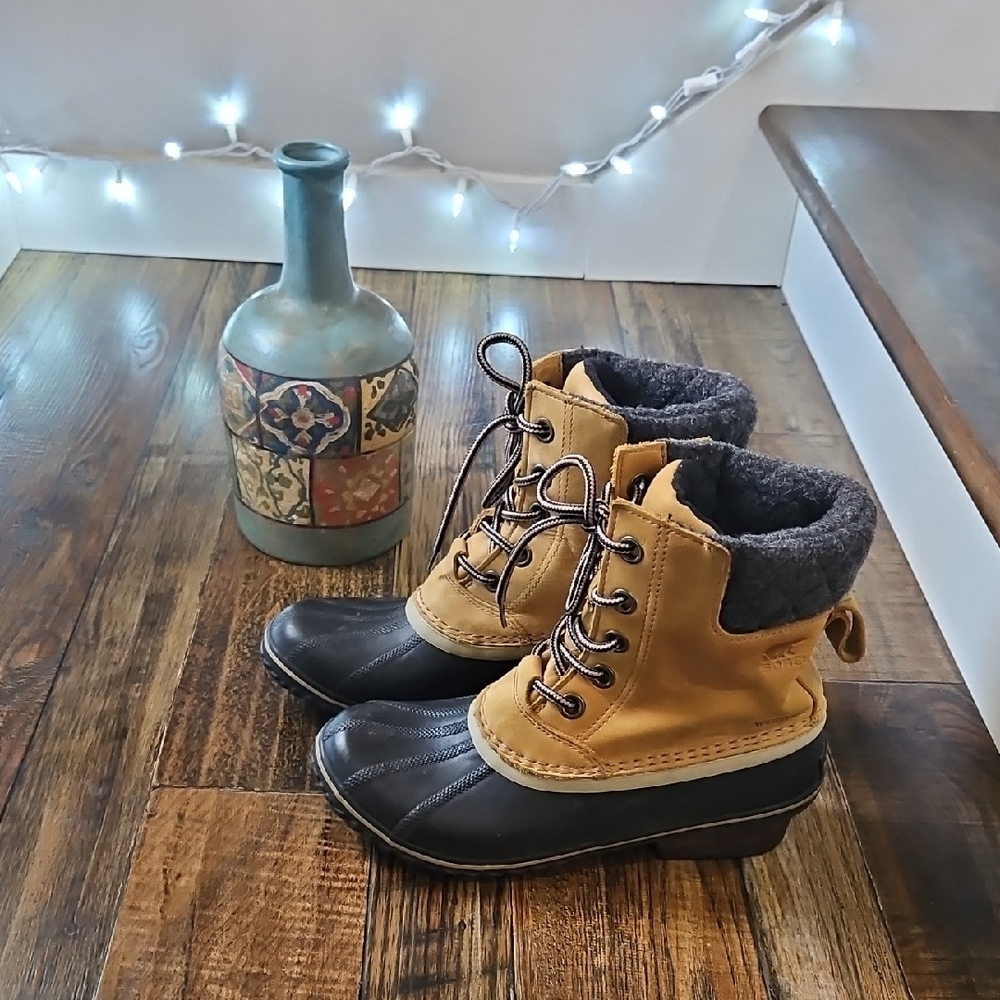 Sorel Women's Tan and Black Winter Waterproof‎ Duck Boots....